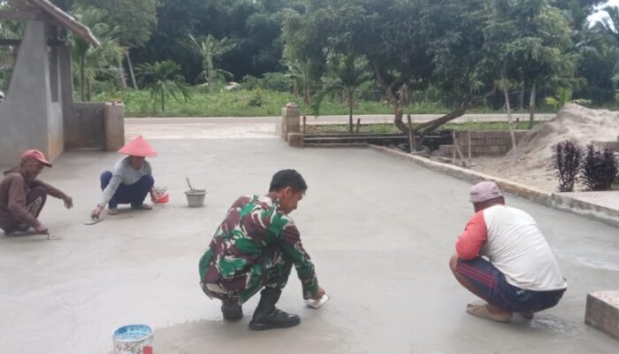 Wujud Kedekatan dengan Rakyat, Babinsa Koramil 421-06/Natar Ikut Bantu Warga Bangun Halaman Rumah