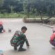 Wujud Kedekatan dengan Rakyat, Babinsa Koramil 421-06/Natar Ikut Bantu Warga Bangun Halaman Rumah