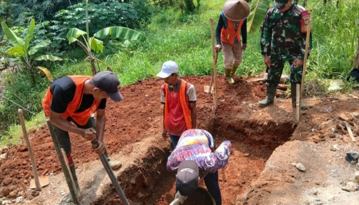 Jembatan Perintis Garuda Mulai Dibangun, Babinsa Koramil 421-07/Sidomulyo Jadi Penyemangat Gotong Royong Warga Bandar Dalam
