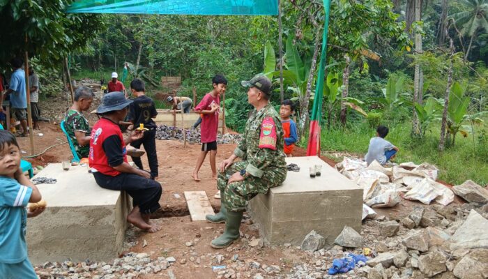 Bukan Sekadar Membangun Jembatan, Babinsa Koramil 421-07/Sidomulyo Menjaga Asa Warga Bandar Dalam