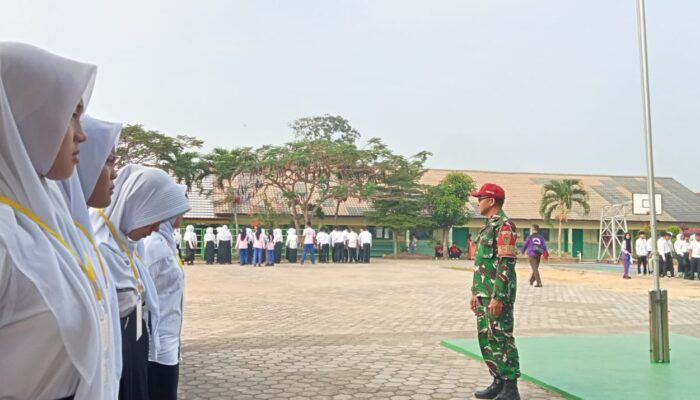 MPLS SMA Swadhipa, Babinsa Koramil 421-06/Natar Tanamkan Disiplin dan Wawasan Kebangsaan kepada Siswa Baru