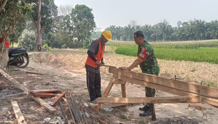 Babinsa Purwosari Kawal Pembangunan Jembatan Garuda, Warga Dua Desa Segera Nikmati Akses yang Lebih Baik