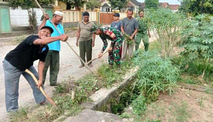 Babinsa Koramil 421-06/Natar Menyatu dengan Warga, Hidupkan Semangat Gotong Royong di Panca Bakti