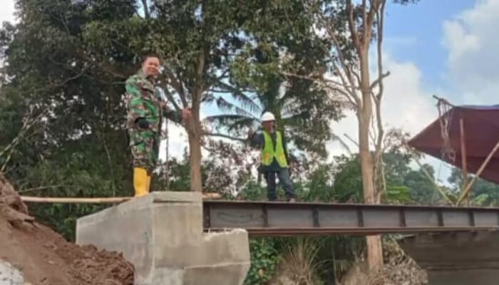 Babinsa Purwosari Kawal Pembangunan Jembatan Perintis Garuda, Asa Warga Dua Desa Kian Nyata