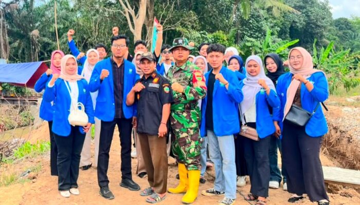 Dampingi Mahasiswa KKN, Babinsa Koramil 421-06/Natar Pantau Pembangunan Jembatan Perintis Garuda