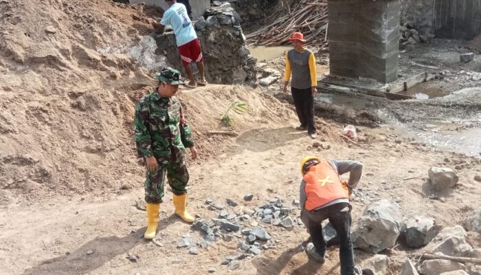 Akses Penghubung Dua Desa Kian Terwujud, Babinsa Setia Kawal Pembangunan Jembatan Perintis Garuda