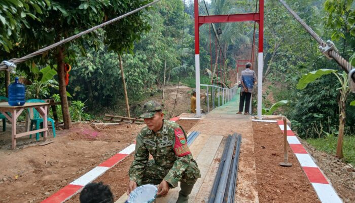 Babinsa Koramil 421-07/Sidomulyo Kawal Pembangunan Jembatan Gantung Garuda, Harapan Baru Warga Bandar Dalam