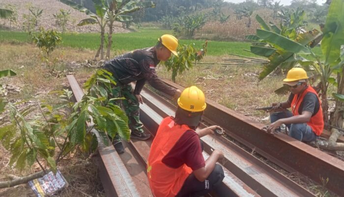 Babinsa Hadir di Tengah Pembangunan Jembatan Perintis Garuda, Wujud Nyata Pengabdian kepada Masyarakat