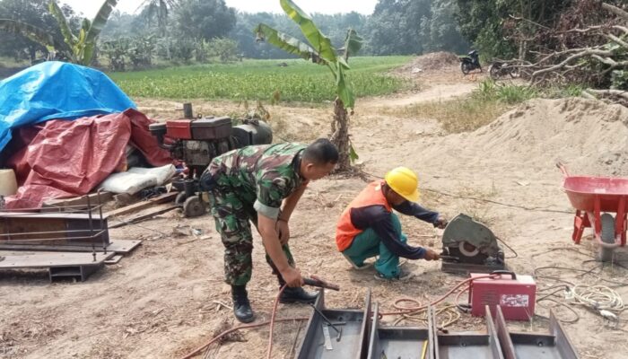 Babinsa Sertu Ahmad Anuar Kawal Pembangunan Jembatan Garuda, Asa Warga Dua Desa Kian Menguat
