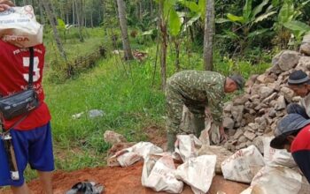 Jembatan Garuda Dibangun, Babinsa Peltu Andiman Kobarkan Semangat Gotong Royong Warga