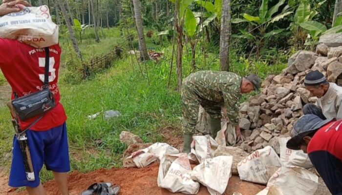 Jembatan Garuda Dibangun, Babinsa Peltu Andiman Kobarkan Semangat Gotong Royong Warga