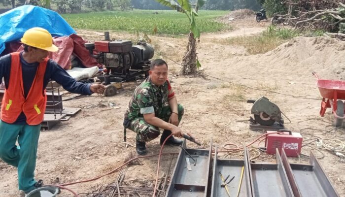 Gotong Royong Tak Pernah Padam, Babinsa Purwosari Kawal Pembangunan Jembatan Perintis Garuda demi Ribuan Warga