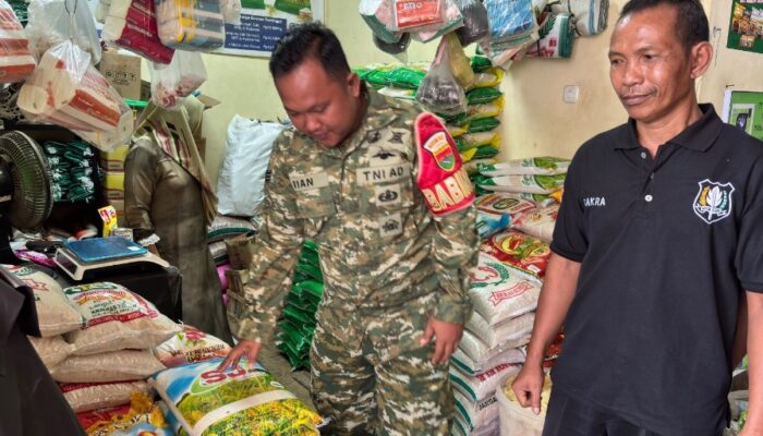 Babinsa Koramil 421-06/Natar Turun ke Pasar, Pastikan Harga Bahan Pokok Tetap Stabil