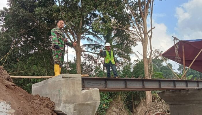 Menghubungkan Harapan Warga, Babinsa Koramil 421-06/Natar Terus Dampingi Pembangunan Jembatan Garuda