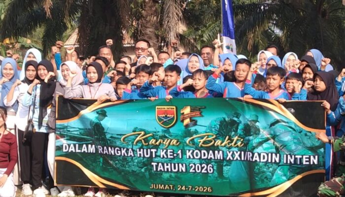 Karya Bakti HUT ke-1 Kodam XXI/Radin Inten, Koramil 421-07/Sidomulyo Gerakkan Ratusan Warga Bersihkan Lingkungan
