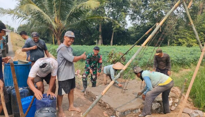 Saat Warga Bergotong Royong, Babinsa Koramil 421-06/Natar Selalu Hadir Menguatkan Semangat Membangun Desa