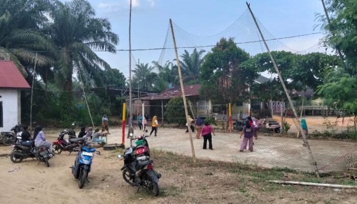 Ibu-Ibu RT 02/RW 01 Desa Tambak Rutin Olahraga Volly Ball Sore Hari, Jaga Kesehatan dan Pererat Silaturahmi