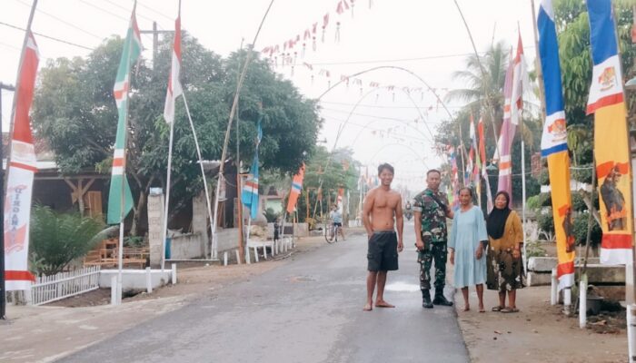 Sambut HUT ke-81 RI, Babinsa Rulung Raya Bahu Membahu Bersama Warga Hiasi Jalan Desa