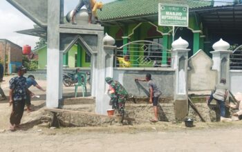 Babinsa Kalisari Sertu Heri Indarto Turun Tangan, Gotong Royong Warga Percantik Masjid Miftahussalam