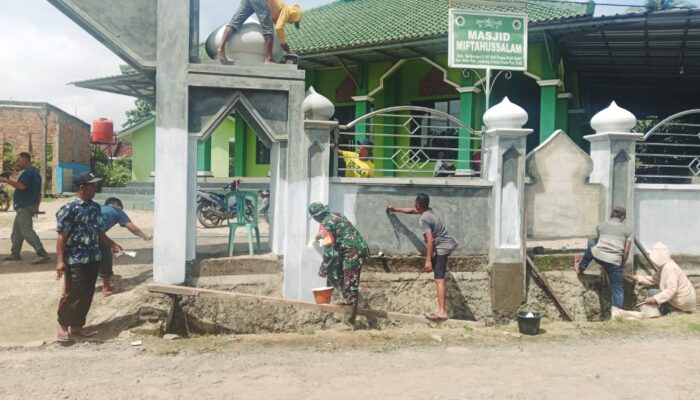 Babinsa Kalisari Sertu Heri Indarto Turun Tangan, Gotong Royong Warga Percantik Masjid Miftahussalam