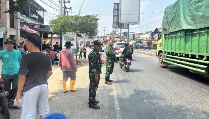 Demi Warga Tetap Nyaman, Babinsa Koramil 421-06/Natar Turun Tangan Atur Lalu Lintas di Depan Masjid Baiturrohim