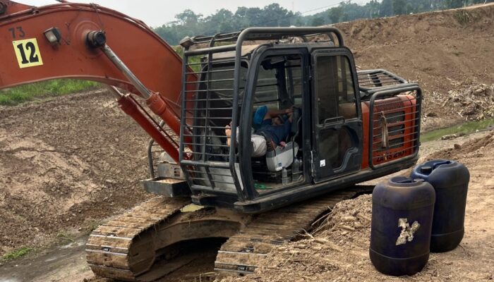 Alat Berat Proyek Rehabilitasi Tanggul Way Katibung–Way Sulan Diduga Gunakan Solar Subsidi