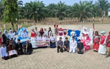 Semarak Karnaval Kemerdekaan RI ke-81, SMP Negeri 2 Kuala Cenaku Tampilkan Fashion Show Kreatif