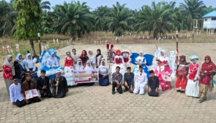 Semarak Karnaval Kemerdekaan RI ke-81, SMP Negeri 2 Kuala Cenaku Tampilkan Fashion Show Kreatif