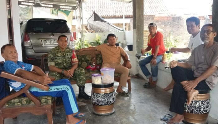 Babinsa Negara Ratu Pererat Silaturahmi Warga Lewat Komsos, Suasana Penuh Keakraban