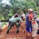 Babinsa Koramil 421-06/Natar dan Warga Rulung Raya Kompak Benahi Jalan Berlubang