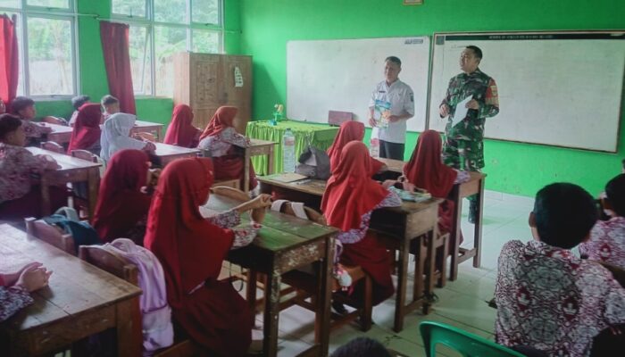 Cegah Karhutla Sejak Dini, Babinsa Koramil 421-06/Natar Edukasi Siswa SD di Wilayah Natar