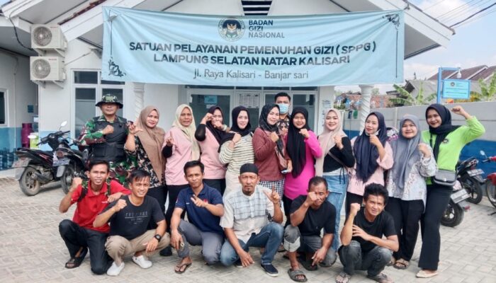 Babinsa Kalisari Sertu Heri Indarto Aktif Monitor SPPG, Pastikan Kebersihan Lingkungan Terjaga