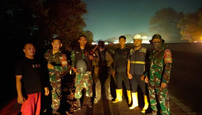 4 Babinsa Koramil 421-06/Natar Gerak Cepat Padamkan Kebakaran di Tol KM 99