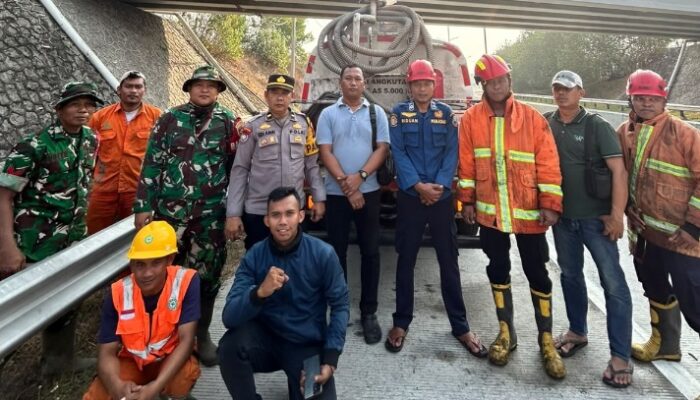 Api Membesar di Exit Tol Natar, Babinsa Koramil 421-06/Natar Bergerak Cepat Cegah Karhutla Meluas