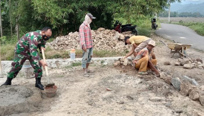 Babinsa Koramil 421-06/Natar Turun Langsung, Gotong Royong Benahi Saluran Air dan Talud Bersama Warga