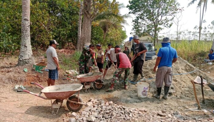 Semangat Gotong Royong, Babinsa Kalisari Bersama Warga Bangun Talud 150 Meter