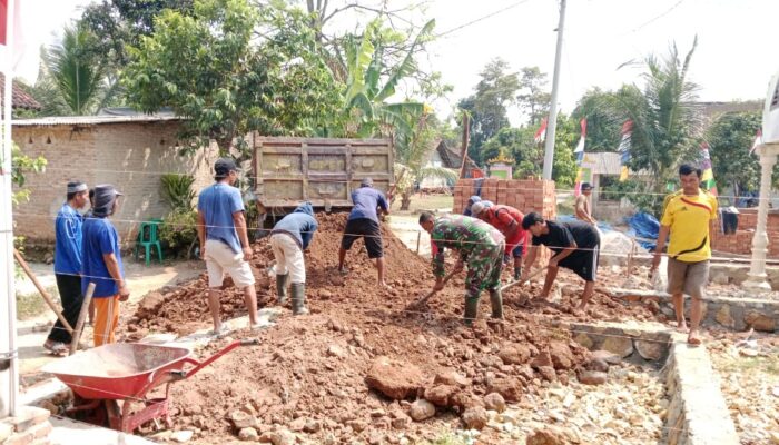 Cangkul di Tangan, Babinsa Koramil 421-06/Natar Gotong Royong Bantu Warga Bangun Rumah di Kalisari