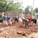 Cangkul di Tangan, Babinsa Koramil 421-06/Natar Gotong Royong Bantu Warga Bangun Rumah di Kalisari