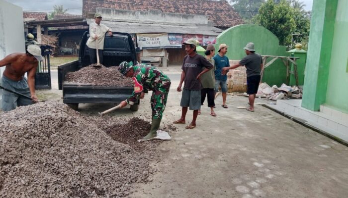 Baur dengan Warga, Babinsa Koramil 421-06/Natar Bantu Angkat Batu Split