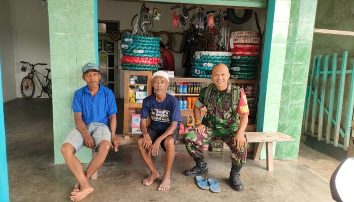 Babinsa Koramil 421-06/Natar Hadir di Tengah Warga, Dari Komsos hingga Bantu Panen Singkong