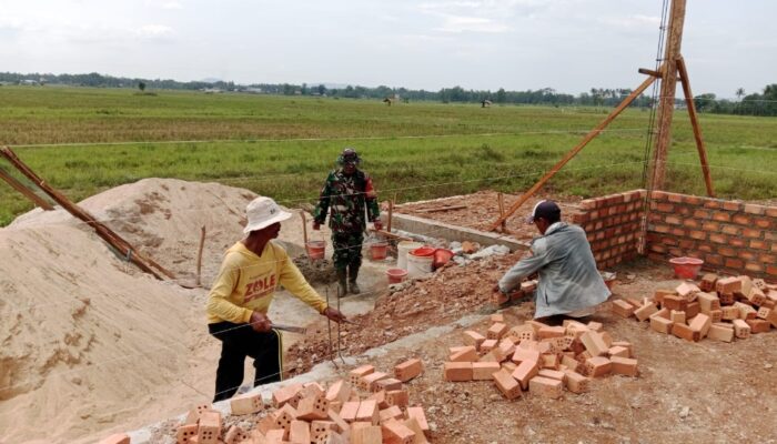 Gotong Royong Bersama Warga, Babinsa Kalisari Turun Tangan Bantu Bangun Rumah