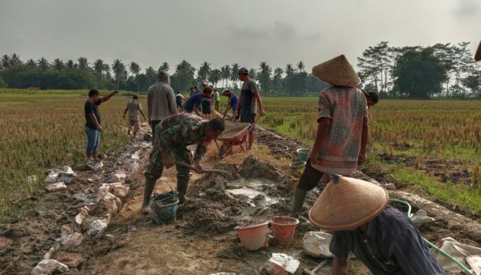 Tak Sekadar Mendampingi, Babinsa Kalisari Ikut Adukan Semen Bangun Talud