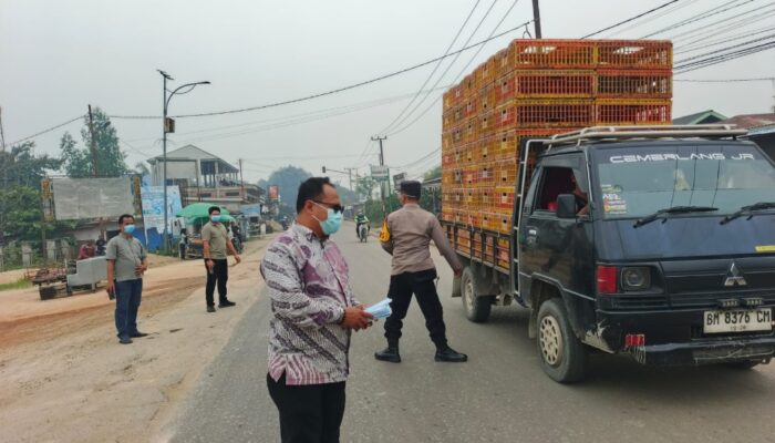 Peduli Kesehatan Masyarakat, Puskesmas dan Polsek Kuala Cenaku Bagikan Masker di Tengah Asap dan Kabut