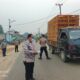 Peduli Kesehatan Masyarakat, Puskesmas dan Polsek Kuala Cenaku Bagikan Masker di Tengah Asap dan Kabut